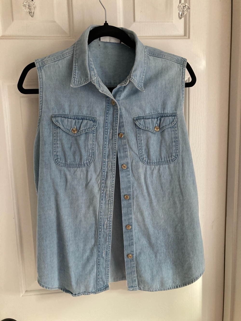 Arizona Jean Company Light Blue Denim Sleeveless Button-Down Shirt